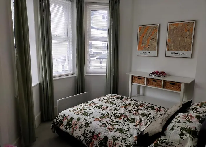 Entire Floor 2 Bedrooms On Westcliff