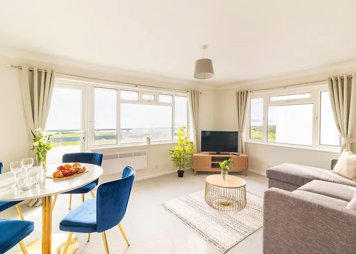 Wow! Seaview Beach Apartment Sleeps 6-Free Parking