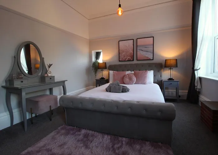 Retreat - Large Luxury , Two Mins From Beach
