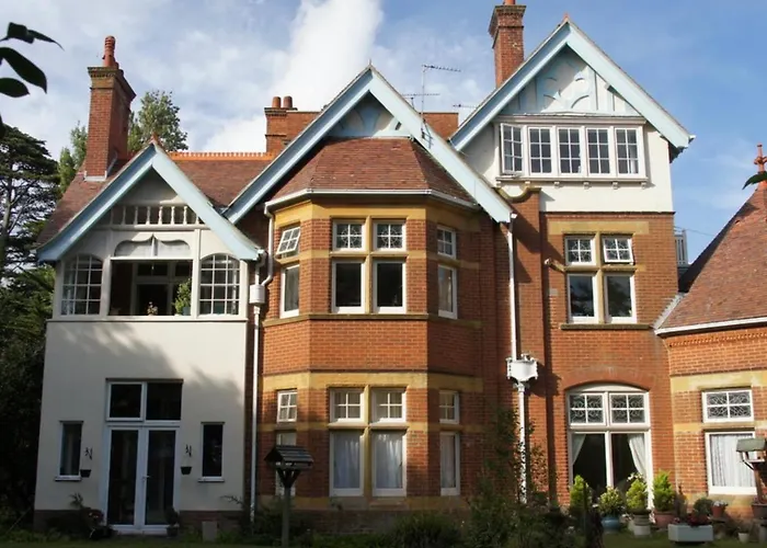 Retreat - Large Luxury , Two Mins From Beach
